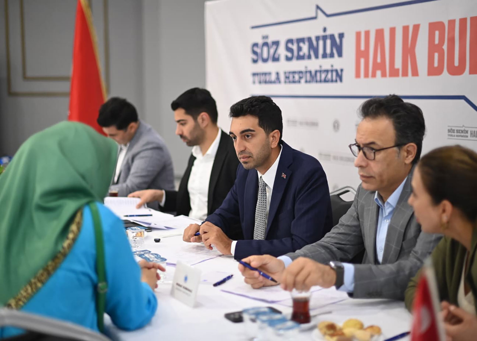 Tuzla Belediye Başkanı Av. Eren Ali Bingöl, ‘Söz Senin, Tuzla Hepimizin’ sloganıyla başlattığı halk buluşmaları kapsamında komşularıyla bir araya gelmeye devam ediyor. Rumeli Kültür Merkezi, Aydıntepe Sosyal Yaşam Merkezi ve son olarak Orhanlı Kültür Merkezi’nde gerçekleştirilen buluşmalarda, vatandaşlar taleplerini, önerilerini ve sorunlarını doğrudan Başkan Bingöl ve belediye ekiplerine iletme fırsatı buldu.