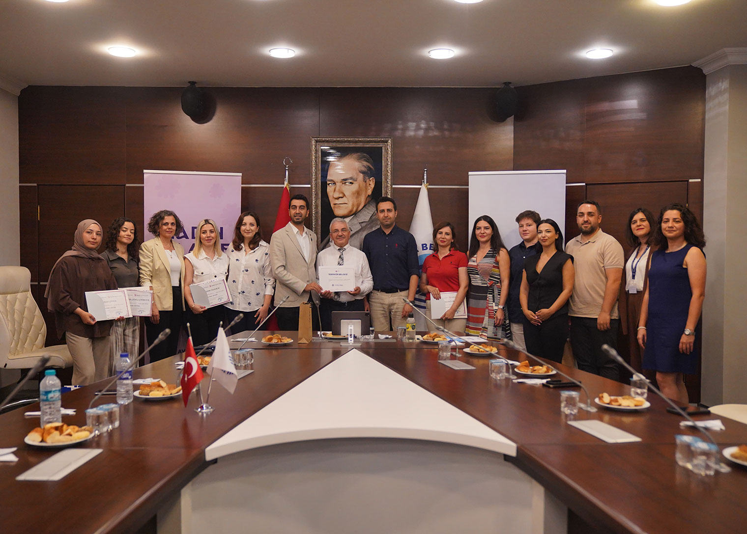 Tuzla Belediyesi, İstanbul Gedik Üniversitesi ve TMMOB Gemi Mühendisleri Odası iş birliğiyle hayata geçirilen Kadın Kaynakçı Yetiştirme Eğitimi Programı başarıyla tamamlandı. Kadın istihdamını artırmayı hedefleyen projede eğitimlerini tamamlayan kursiyerler, sertifikalarını Tuzla Belediye Başkanı Av. Eren Ali Bingöl’ün elinden aldı.