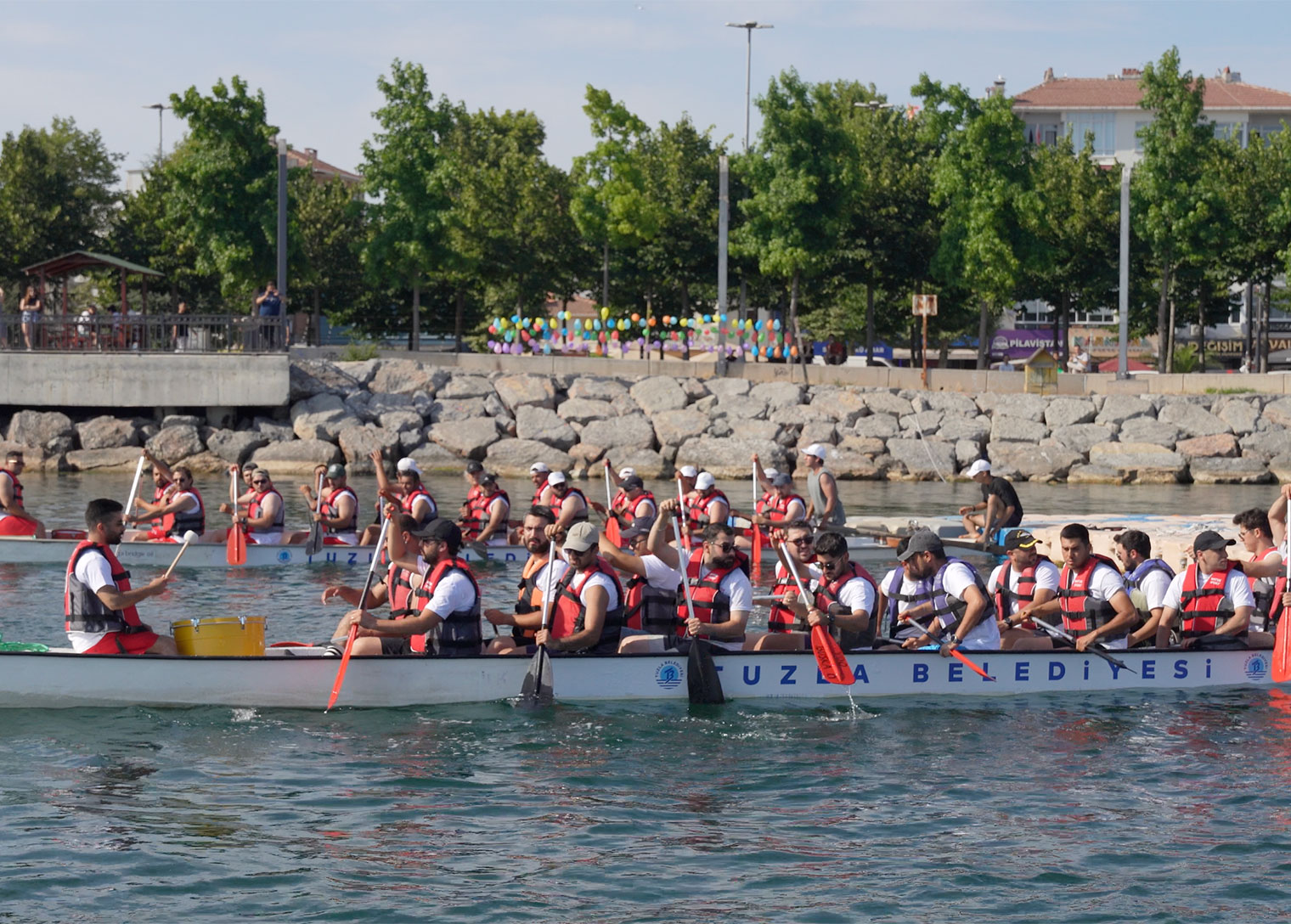 Tuzla Belediyesi, Gemi İnşa Sanayicileri Birliği (GİSBİR) ve Deniz Yıldızı Spor Kulübü iş birliğiyle, Kabotaj Bayramı’nın 99. yılına özel olarak düzenlenen Tersanelerarası Dragon Bot Şampiyonası unutulmaz anlara sahne oldu. Şampiyonada 14’ü tersanelerden, biri Tuzla Belediyesi’nden ve biri de Tuzlalı öğretmenlerden oluşan toplam 16 takımda 304 sporcu kıyasıya mücadele etti. Yarışlar sonunda, Tuzla İlçe Milli Eğitim Müdürlüğü öğretmenlerinden oluşan takım üstün performans sergileyerek birincilik kupasını kaldırdı ve şampiyonluğa ulaştı.