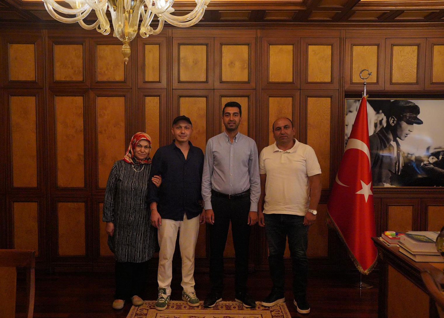 Kanseri yendikten sonra hayali olan halı saha maçına Tuzla Belediye Başkanı Eren Ali Bingöl’ün desteğiyle kavuşan 27 yaşındaki Yasin Belen, ailesiyle birlikte Başkan Bingöl’e teşekkür ziyaretinde bulundu. Belen, hayatının geri kalanını hastalıkla mücadele eden gençlere umut olmaya adayacağını söyledi.