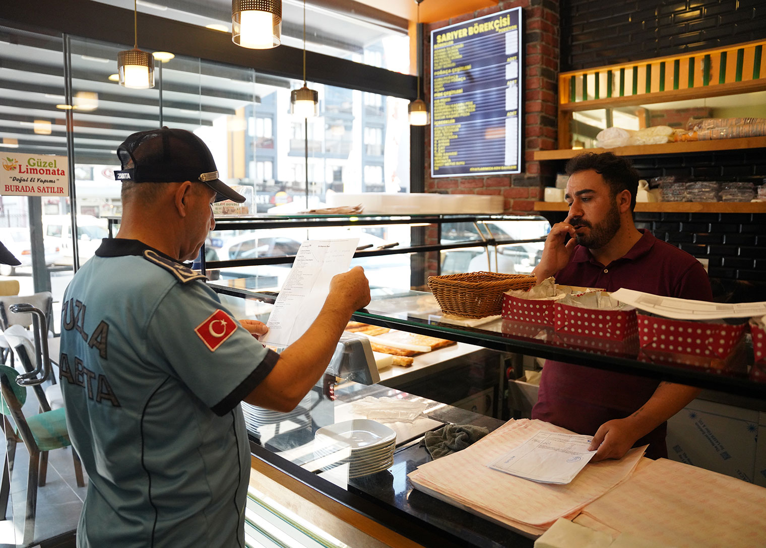 Tuzla Belediyesi Zabıta Ekipleri, ilçe genelinde faaliyet gösteren fırın ve marketlerde denetim gerçekleştirdi.